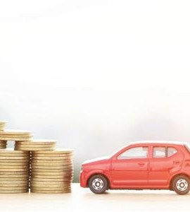 Červené autíčko pri euro minciach