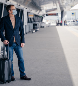 Muž s kufrom na letisku