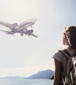dievca s ruksakom na crhbte pozerajuca sa na lietadlo