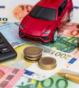 Červené autíčko a kalkulačka na kôpke peňazí
