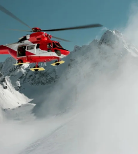 Záchranársky vrtuľník v zasnežených horách