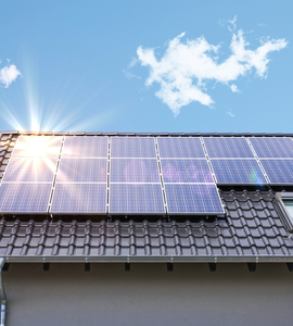 Domácí solární elektrárna - solární panely na střeše domu