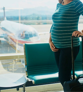Těhotná žena na letišti