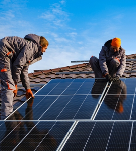 Instalace solárních panelů na rodinném domě