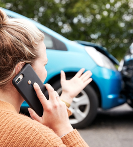 Žena po dopravní nehodě telefonuje