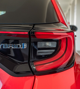 detail na nápis hybrid na červenom vozidle