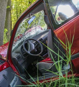 havarované auto do stromu