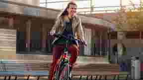 Vrouw op D-Burst van Sparta fietst door bocht in de stad
