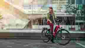 Vrouw op e-bike D-Rule van Sparta voor fontein in de stad
