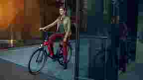 Femme sur vélo électrique d-RULE de Sparta à côté du bureau