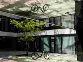 Sparta e-bike C-grid groen weerspiegeling bij kantoor