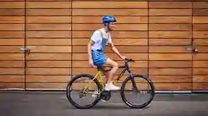 Man riding a Raleigh Strada X mountain bike in a city