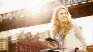Vrouw belt bij brug op e-bike