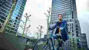 Man voor kantoorgebouw op a-SHINE M8b e-bike