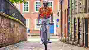 A man riding the Raleigh Motus ebike through the city