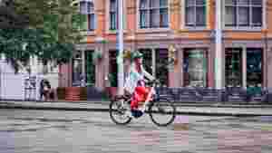 A lady riding the Raleigh Motus ebike through the city 