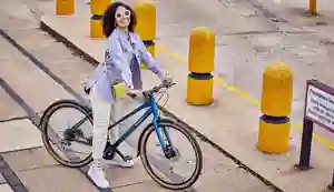 Lady on a Raleigh Strada in the city