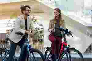 Man en vrouw op Sparta e-bikes in de stad
