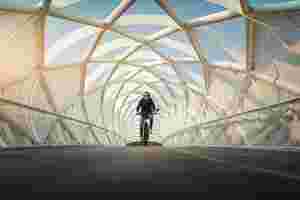Mand cykler på Sparta e-cykel i tunnel