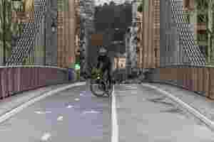 Página de métodos de envío - hombre en la bicicleta de carretera Lapierre Aircode DRS 8.0