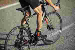 Page Technologie - Image d'un cycliste sur un vélo route de course Lapierre