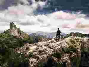 Ciclista de montaña mirando al horizonte