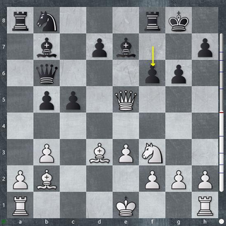 Nein, der Läufer auf e7 hängt nicht wirklich. Nach 15.Dxe7 kann Schwarz mit der Schaukel …Tf7-f8-f7 Remis erzwingen.
