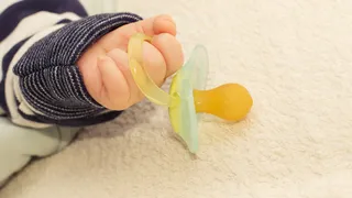 Chupete o dedo: ¿qué es mejor para el bebé?