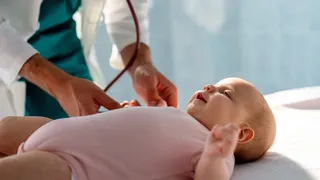 ¿Cuál es la frecuencia cardiaca normal de bebés y niños?