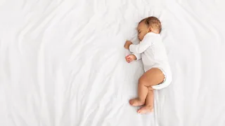 ¿Por qué sudan los niños al dormir?