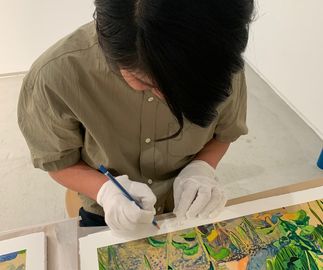 Artist Makiko Kudo signing her print edition