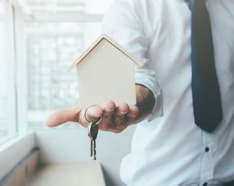 Agent immobilier tend les clefs d'un investissement locatif