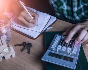 Un personne qui calcul la rentabilité