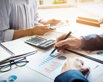 deux banquiers calculent la capacité d'emprunt