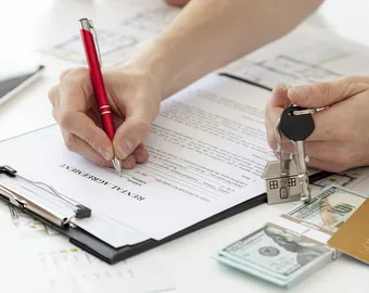 mains qui signe assurance sinistre