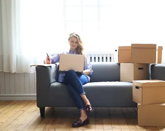 femme qui déménage réserve de loyer