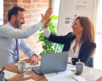 Deux personnes qui se tapent dans la main