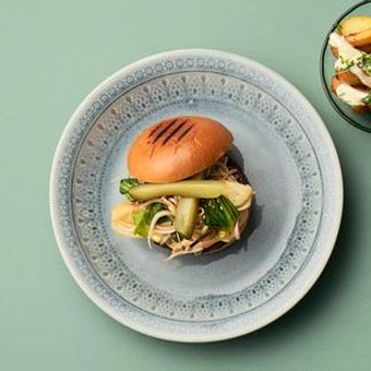 Asiatisk Vegoburgare med kimchimajonnäs, skivad saltgurka