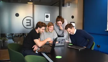 Gruppenarbeit am Laptop