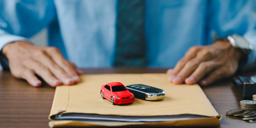 Nárust cen vlastnictví auta - Papírové složky a klíčky od auta