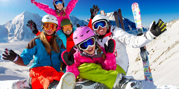 Bezpečně na horách - Rodina na lyžích v Alpách