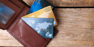 Proč využívat kreditní kartu - Kreditní karty koukající z peněženky