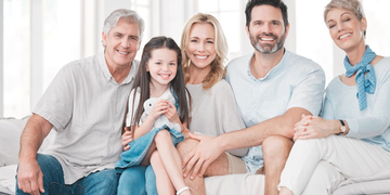 Půjčky v rodině - rodiče, prarodiče a holčička na gauči