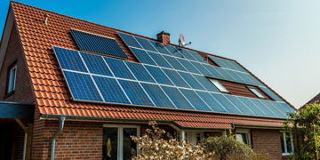 Solární panely na střeše domu