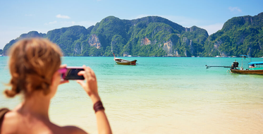 Žena fotí lagunu na smartphone