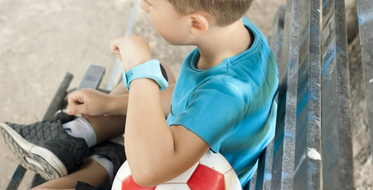 Chytré hodinky pro děti - Dítě na lavičce s chytrými hodinkami
