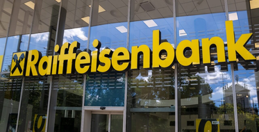 Logo Raiffeisenbank nad vchodem do banky