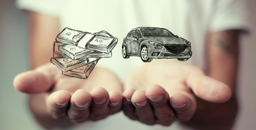 Jak financovat nákup automobilu - lidské ruce s penězi a autem