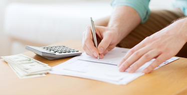 ruka - muz - pero - papier - kalkulacka