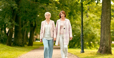 Dve ženy v staršom veku v parku